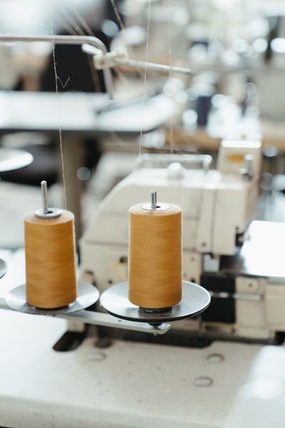 Nähmaschine mit Garnrollen in der Änderungsschneiderei