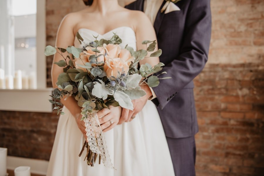 Braut im angepassten Brautkleid mit Brautstrauß