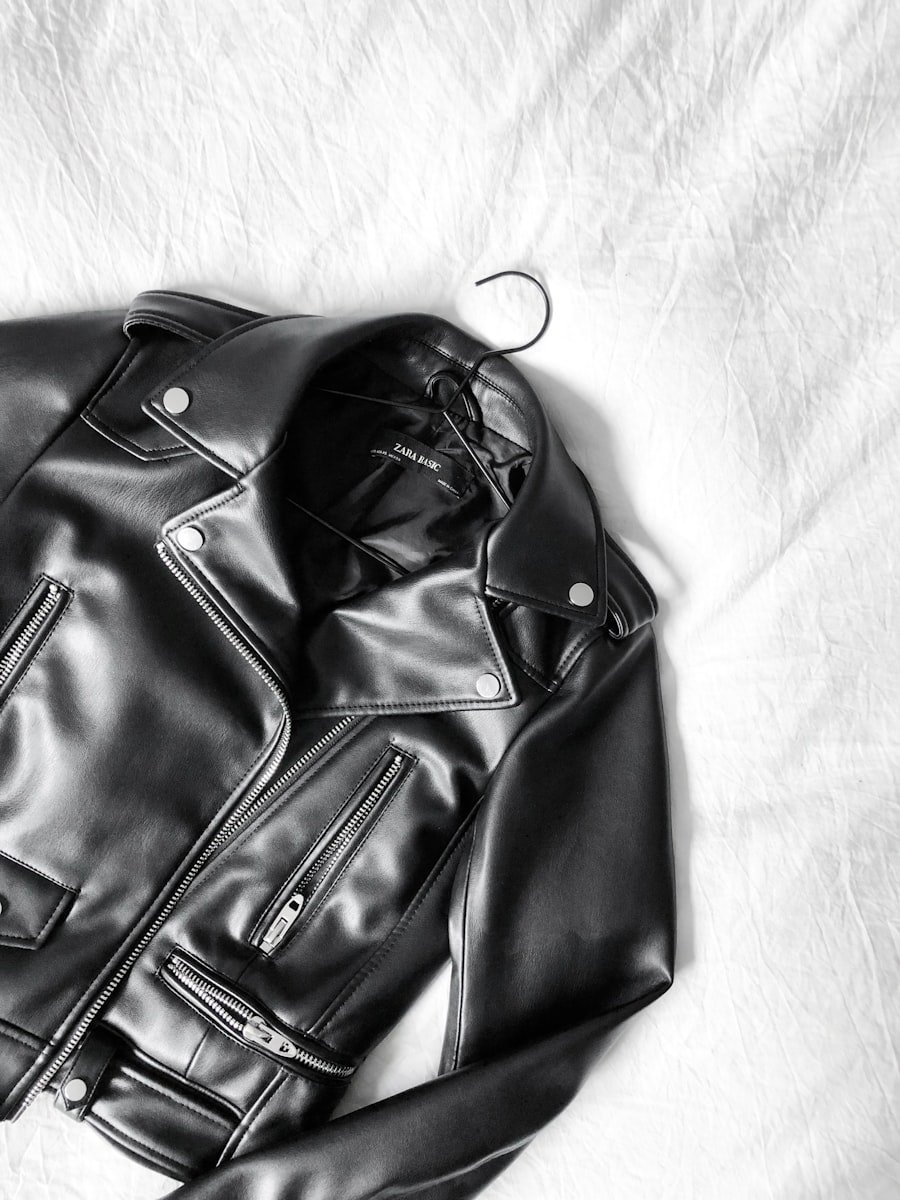 Lederjacke vor der professionellen Leder- und Pelzbearbeitung