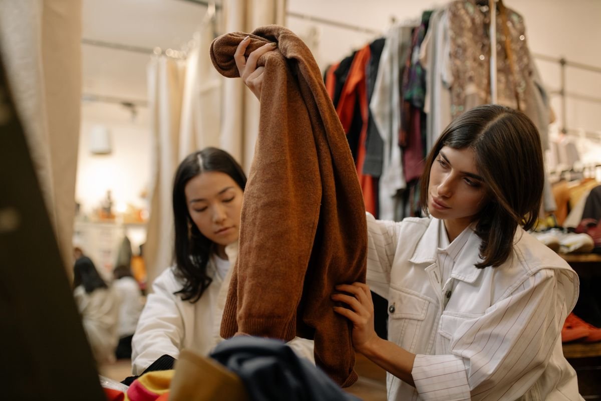 Sorgfältige Prüfung eines Wollpullovers vor dem Kunststopfen